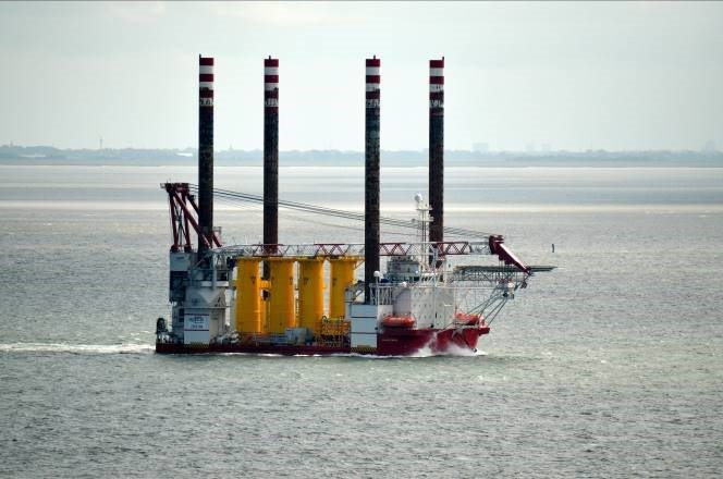 A sailing offshore installation vessel